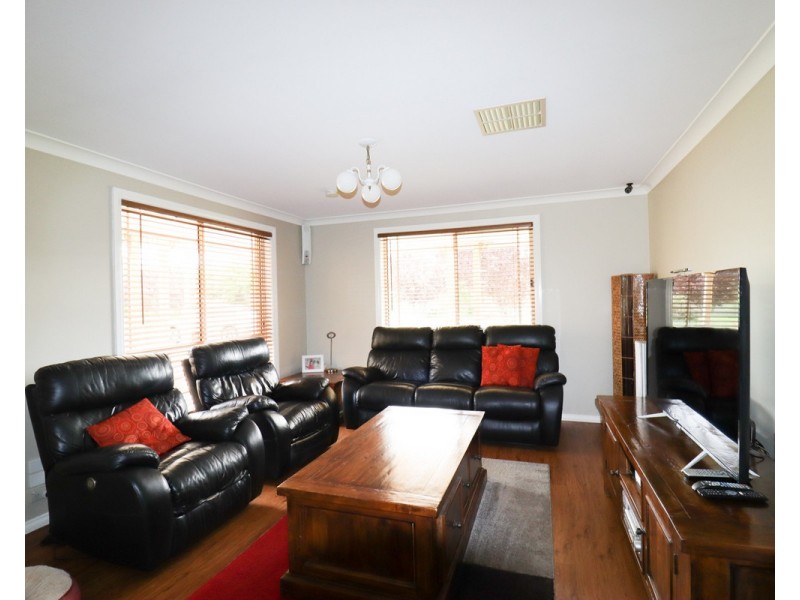 7 Jarrah Place, Glenfield Park NSW 2650