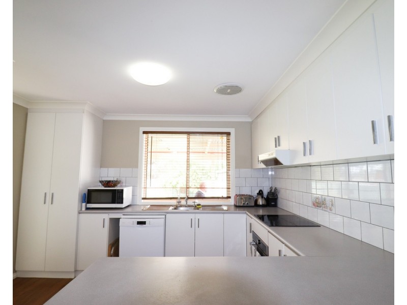 7 Jarrah Place, Glenfield Park NSW 2650