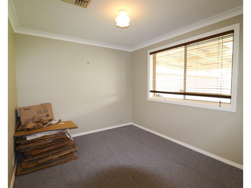 7 Jarrah Place, Glenfield Park NSW 2650