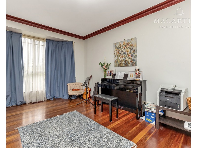 4 Loru Close, Kooringal NSW 2650
