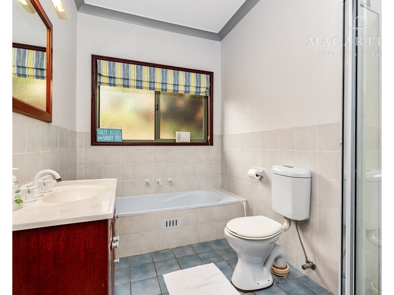 4 Loru Close, Kooringal NSW 2650