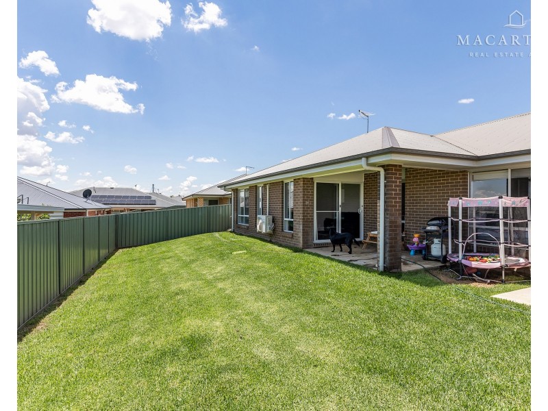 8 Tantoon Circuit, Forest Hill NSW 2651