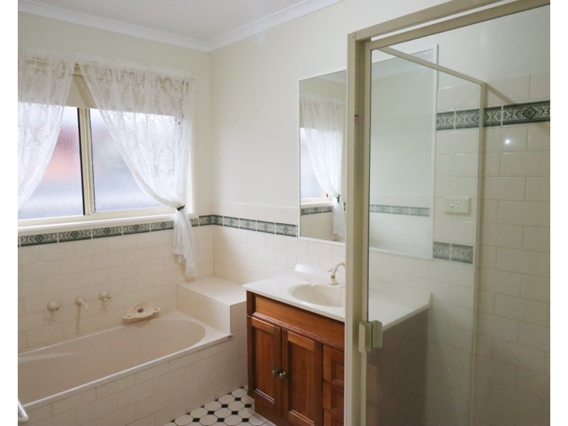 35 Lansdowne Avenue, Lake Albert NSW 2650
