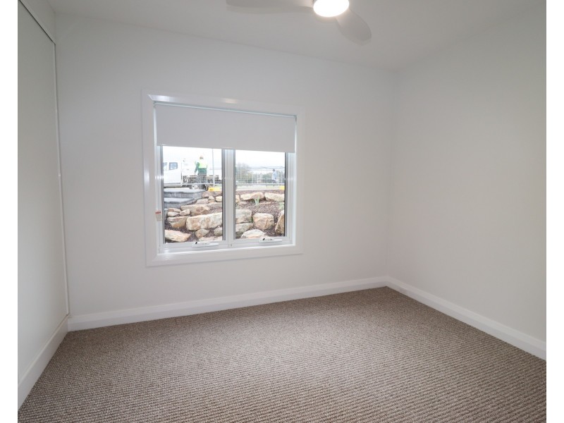 1/24 Monash Crescent, Mount Austin NSW 2650