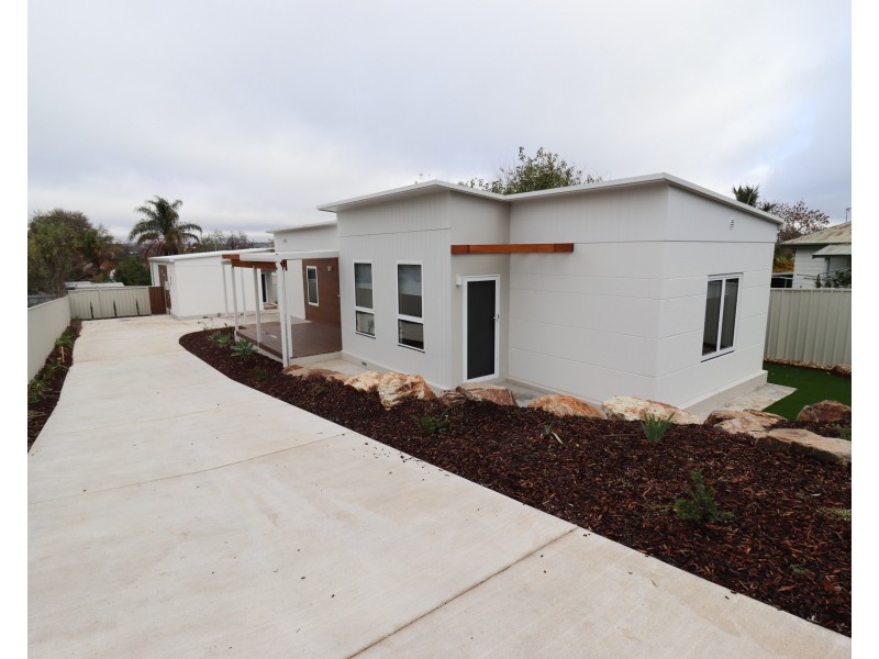 2/24 Monash Crescent, Mount Austin NSW 2650