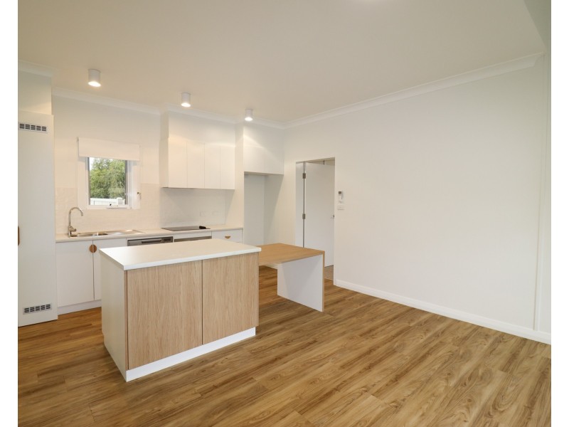 2/24 Monash Crescent, Mount Austin NSW 2650