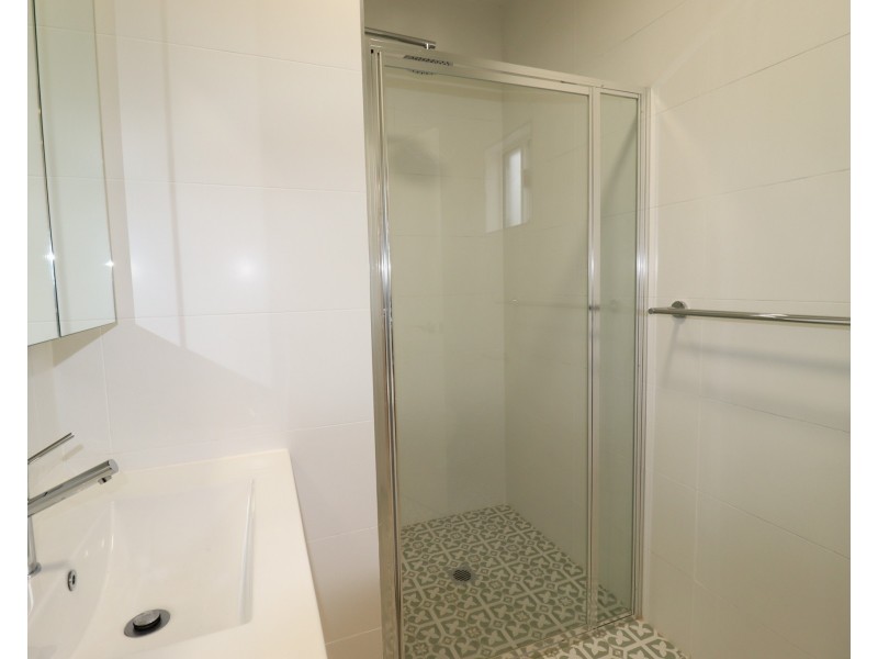 2/24 Monash Crescent, Mount Austin NSW 2650