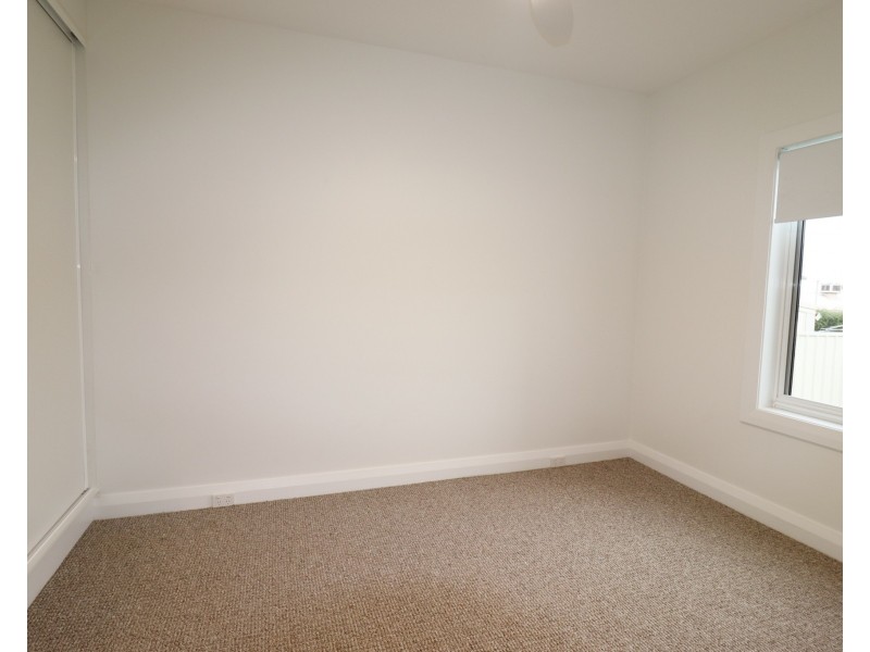 2/24 Monash Crescent, Mount Austin NSW 2650