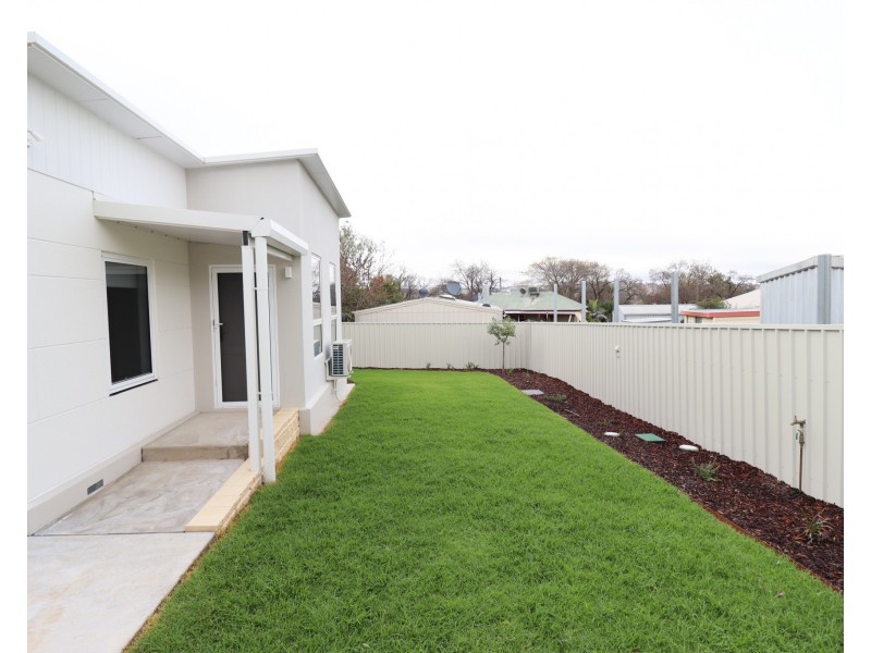 2/24 Monash Crescent, Mount Austin NSW 2650