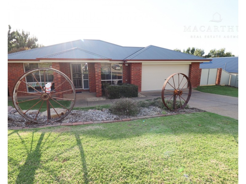 15 Lyndoch Place, Bourkelands NSW 2650