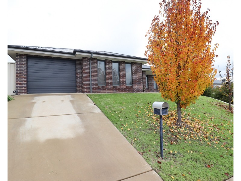 11 Paradise Drive, Gobbagombalin NSW 2650