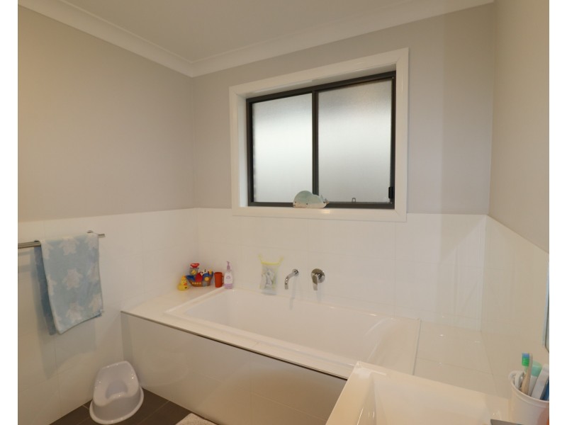 11 Paradise Drive, Gobbagombalin NSW 2650