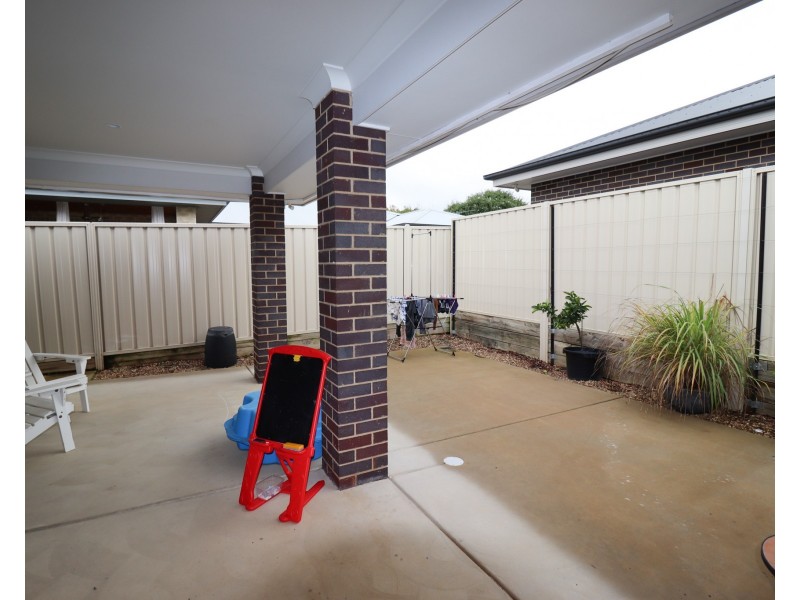 11 Paradise Drive, Gobbagombalin NSW 2650