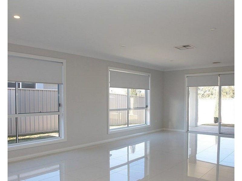 1/8 Kellerman Crescent, Boorooma NSW 2650