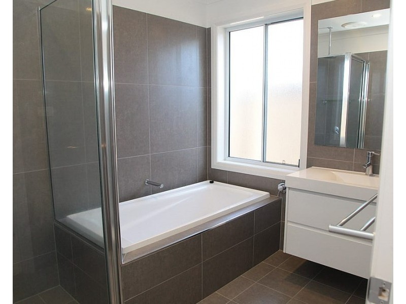 1/8 Kellerman Crescent, Boorooma NSW 2650