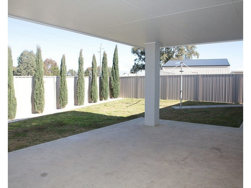 1/8 Kellerman Crescent, Boorooma NSW 2650