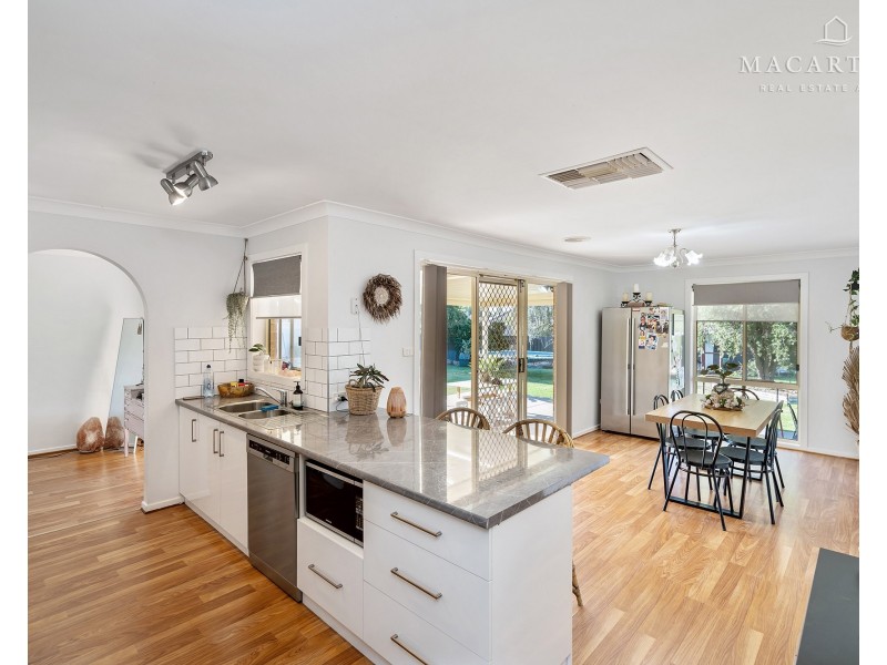 20 Langi Crescent, Glenfield Park NSW 2650