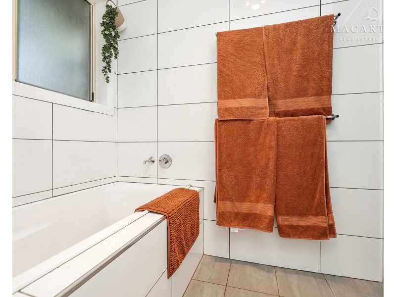 20 Langi Crescent, Glenfield Park NSW 2650
