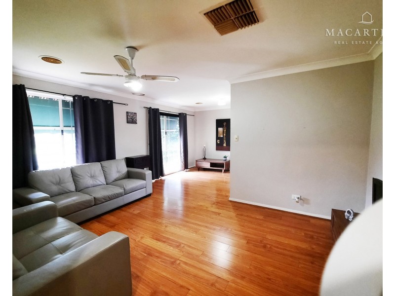 13 Lockett Place, Tolland NSW 2650