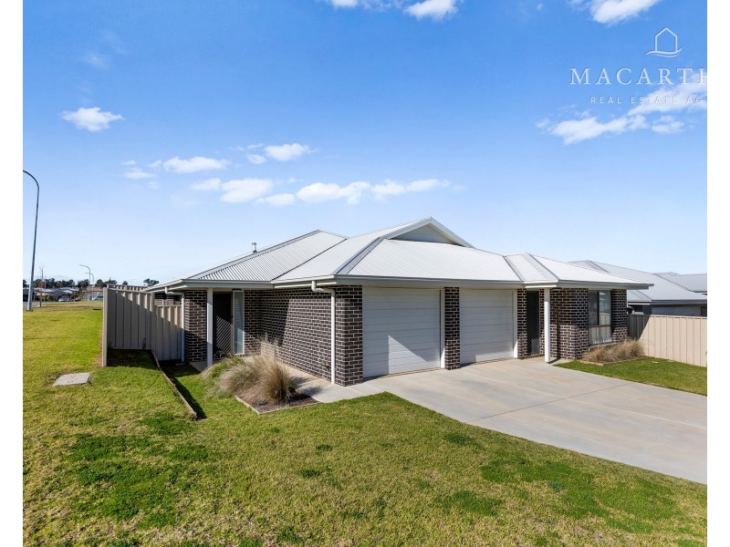 1 & 2/1 Ronald Street, Gobbagombalin NSW 2650