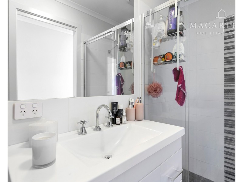 1 & 2/1 Ronald Street, Gobbagombalin NSW 2650