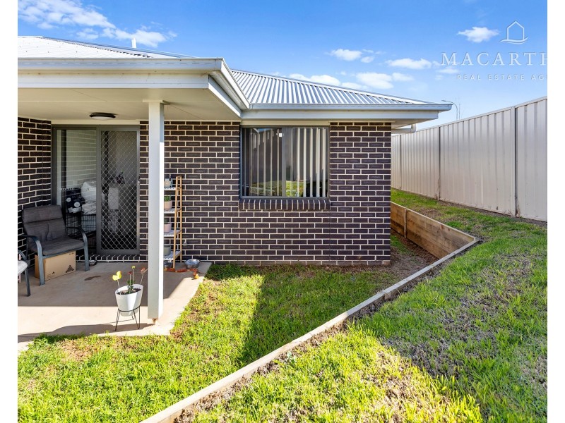 1 & 2/1 Ronald Street, Gobbagombalin NSW 2650