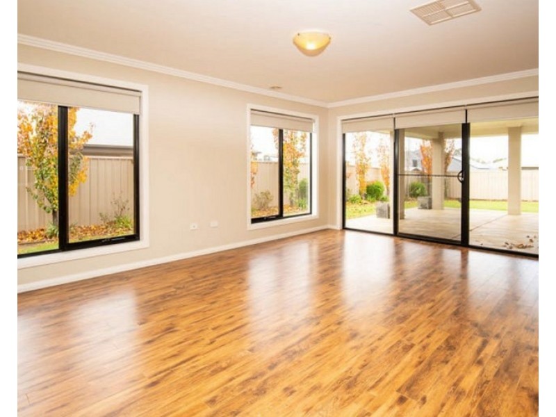 111 Strickland Drive, Boorooma NSW 2650