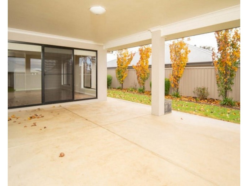 111 Strickland Drive, Boorooma NSW 2650