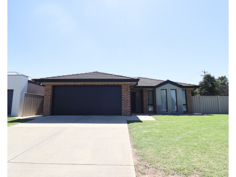 2 Barrima Drive, Glenfield Park NSW 2650