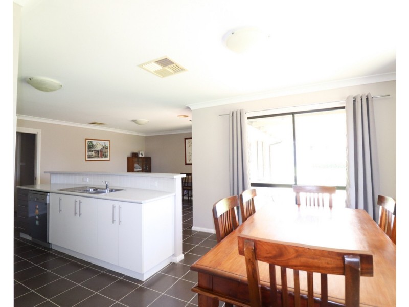 2 Barrima Drive, Glenfield Park NSW 2650