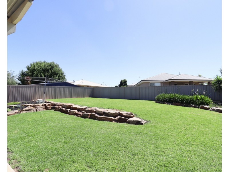2 Barrima Drive, Glenfield Park NSW 2650