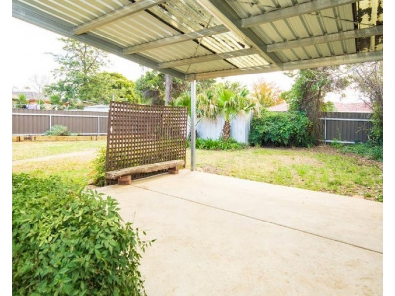 13 Telopea Crescent, Lake Albert NSW 2650