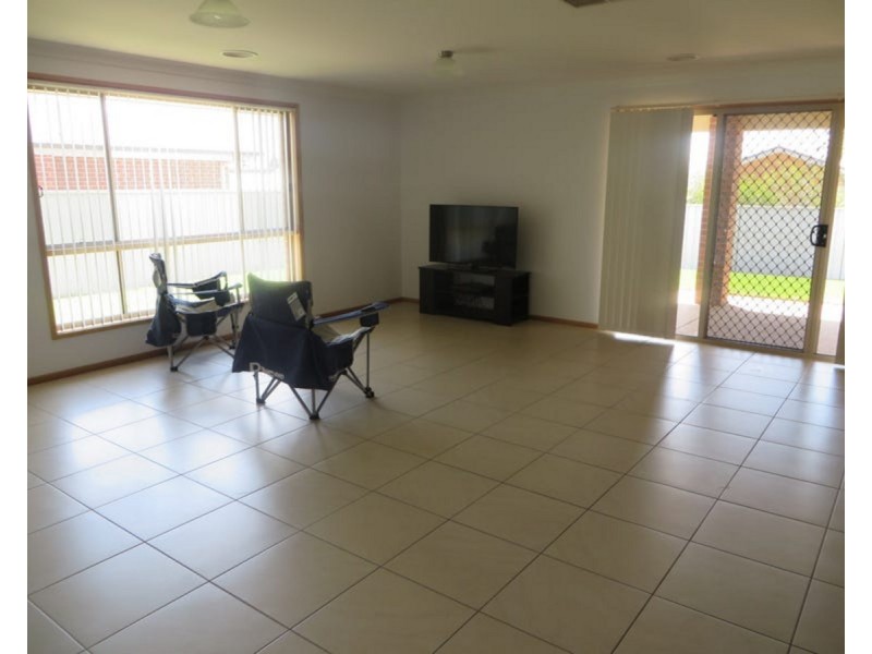 4 Pinnacle Place, Estella NSW 2650
