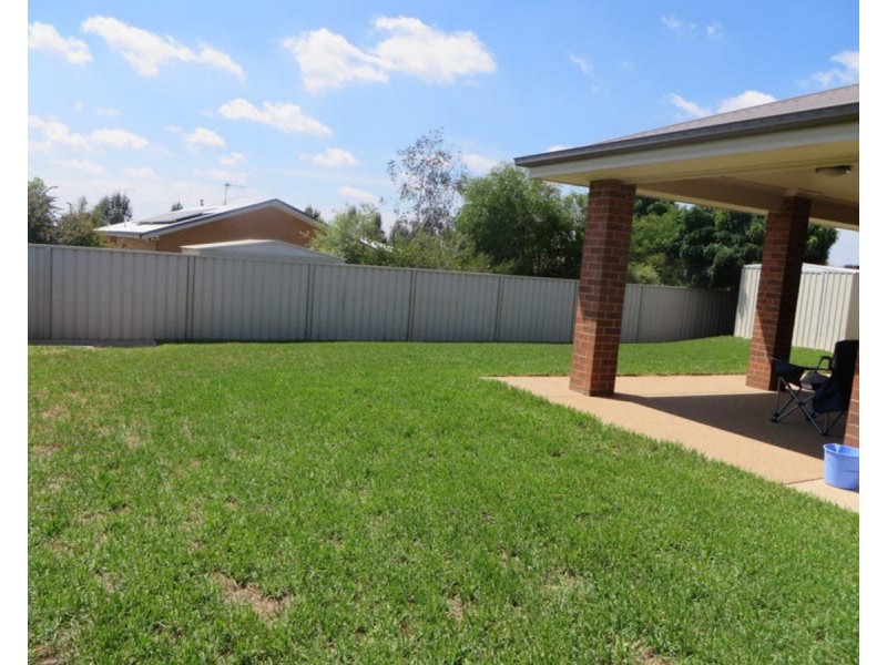 4 Pinnacle Place, Estella NSW 2650
