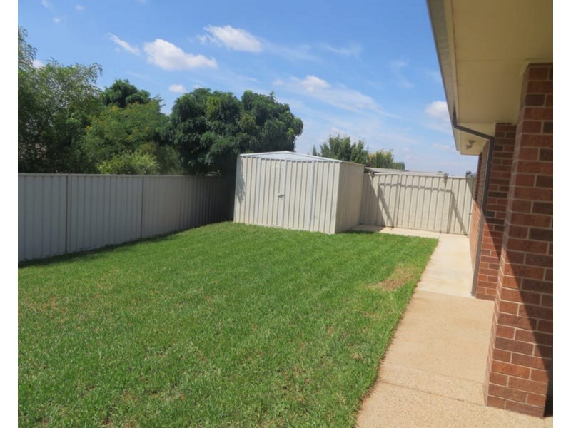 4 Pinnacle Place, Estella NSW 2650