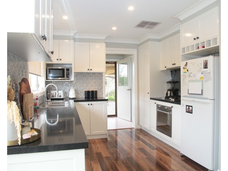 18 Canola Place, Estella NSW 2650