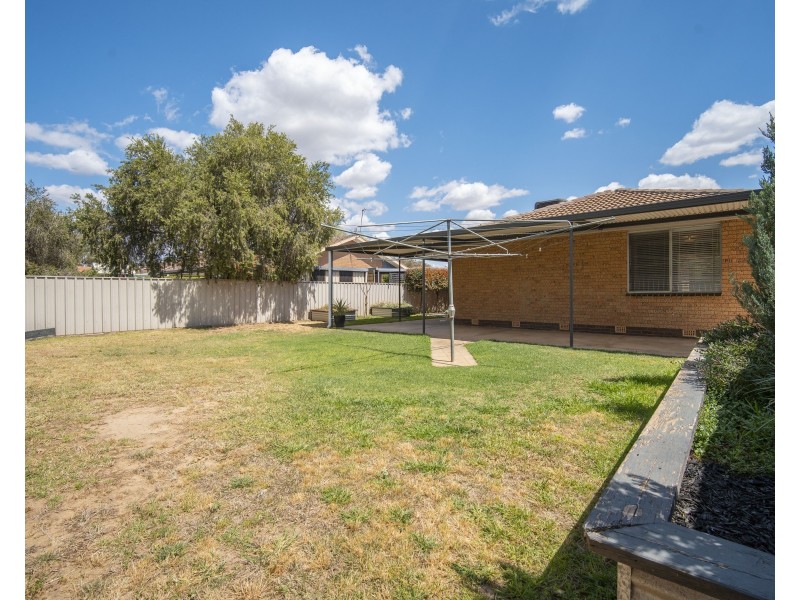11 Geneva Crescent, Lake Albert NSW 2650
