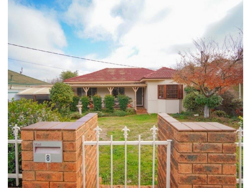 8 Waranga Avenue, Mount Austin NSW 2650