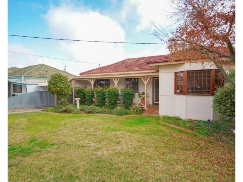 8 Waranga Avenue, Mount Austin NSW 2650