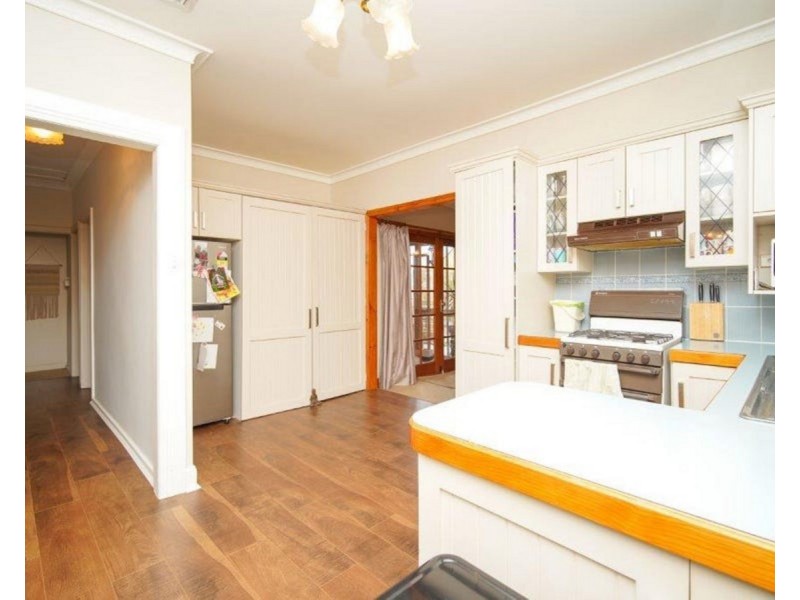 8 Waranga Avenue, Mount Austin NSW 2650