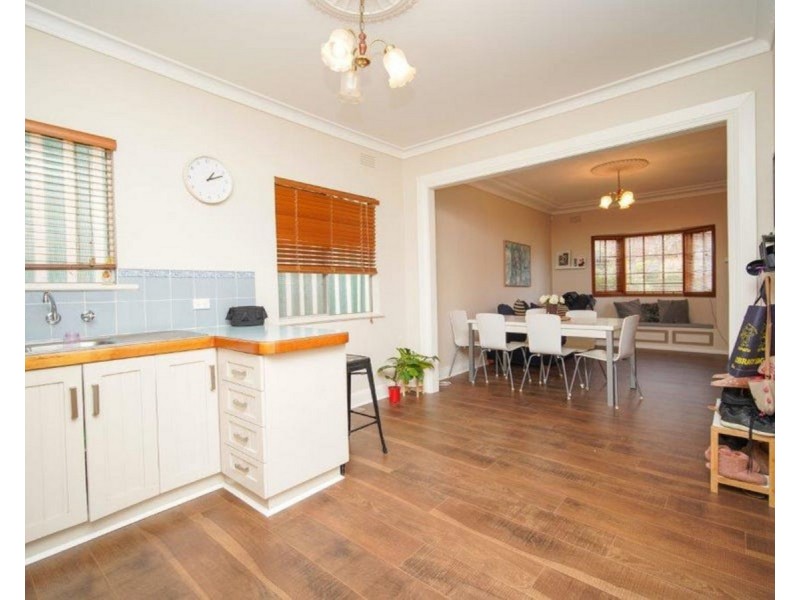 8 Waranga Avenue, Mount Austin NSW 2650