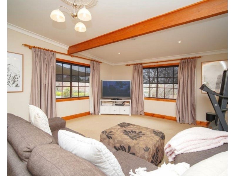8 Waranga Avenue, Mount Austin NSW 2650
