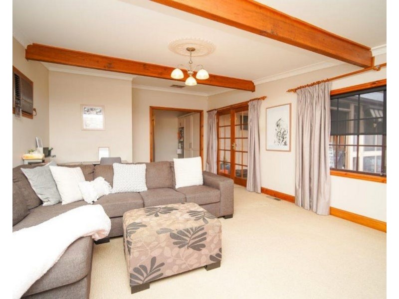 8 Waranga Avenue, Mount Austin NSW 2650