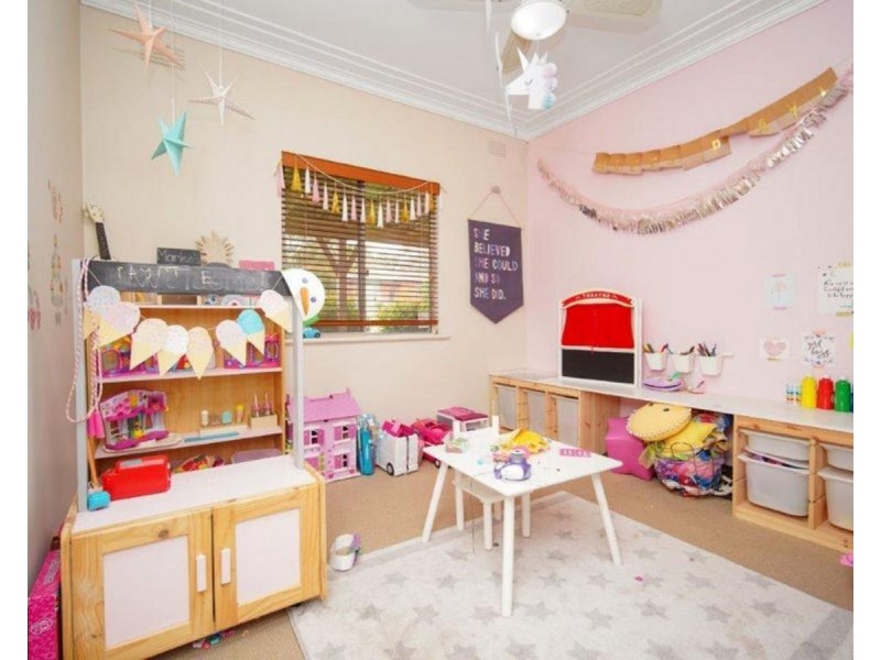 8 Waranga Avenue, Mount Austin NSW 2650