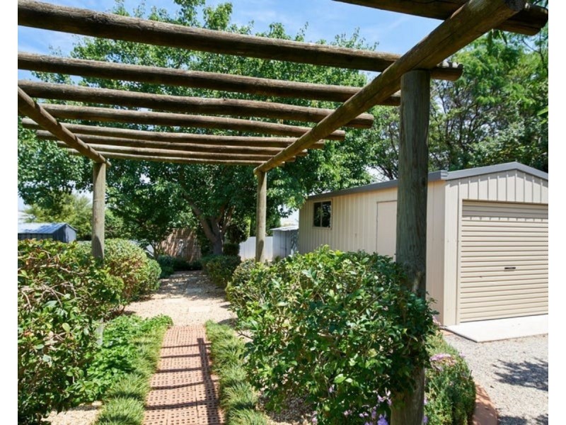 8 Waranga Avenue, Mount Austin NSW 2650