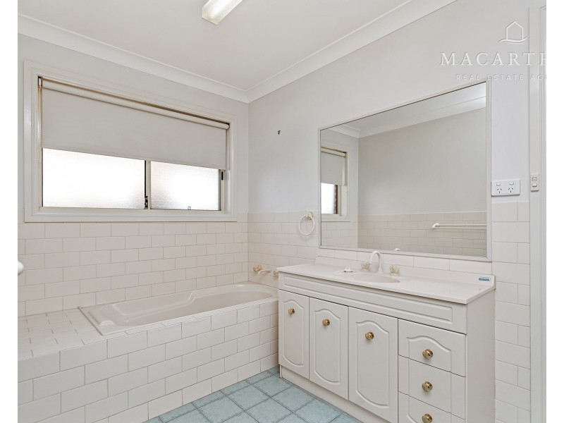 24 Paldi Crescent, Glenfield Park NSW 2650