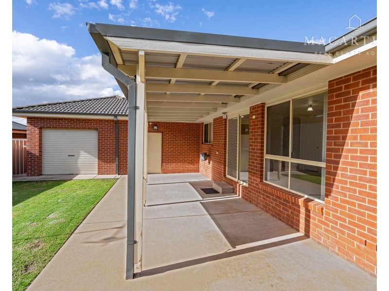 24 Paldi Crescent, Glenfield Park NSW 2650