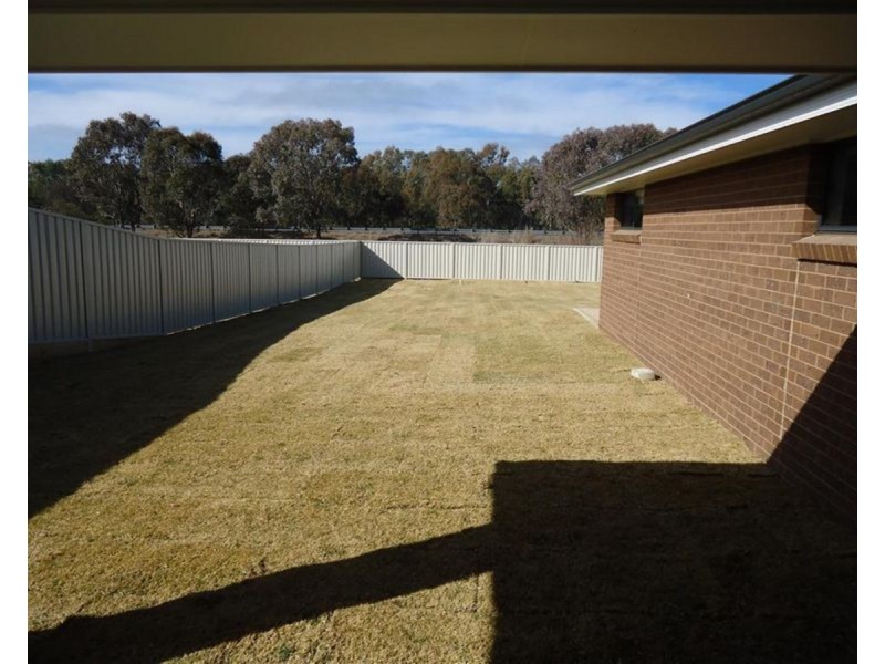 25 Sunvale Crescent, Estella NSW 2650