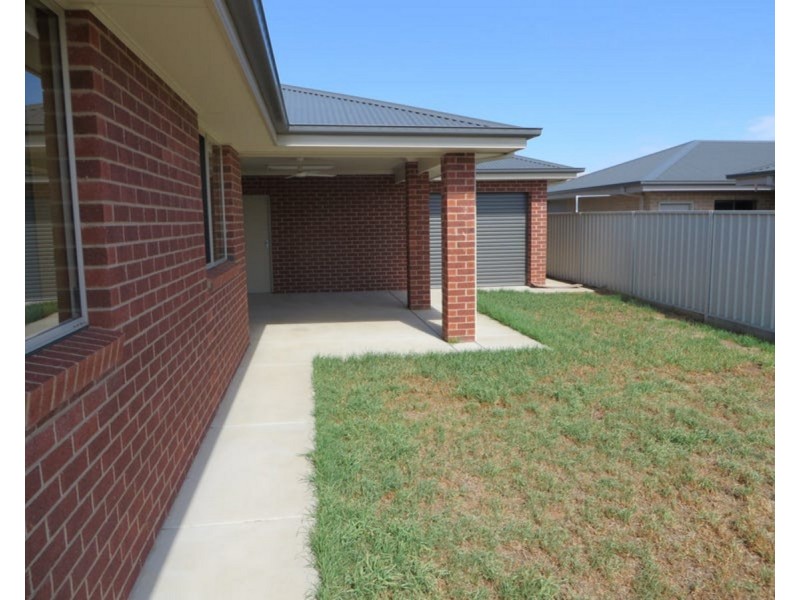 6 Pinnacle Place, Estella NSW 2650