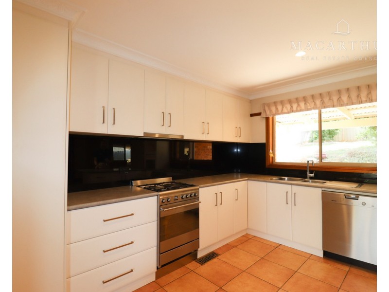 63 Simkin Crescent, Kooringal NSW 2650